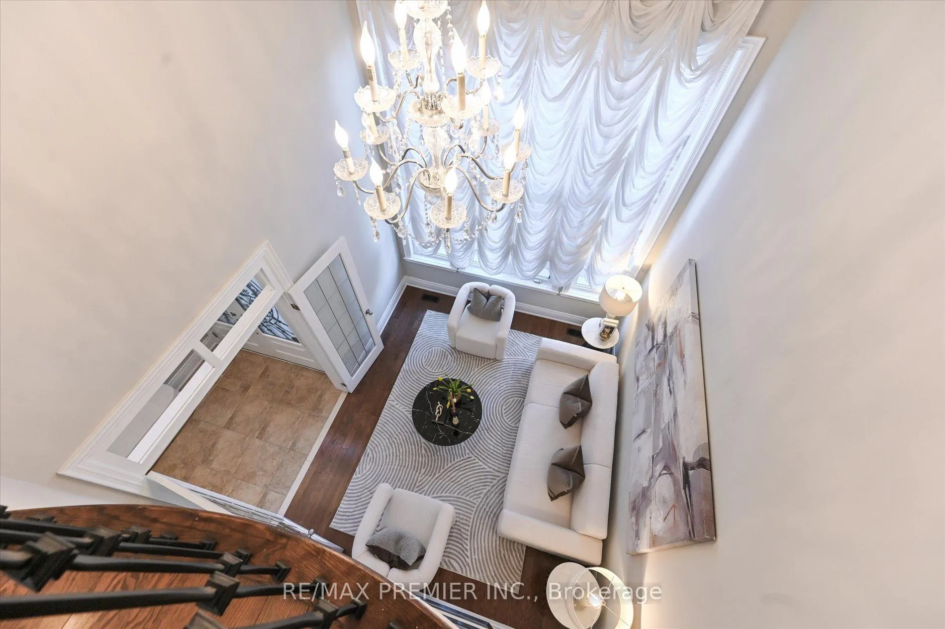 Photo 5 of 64 Heintzman Crescent, Vaughan, Patterson — HOMEH