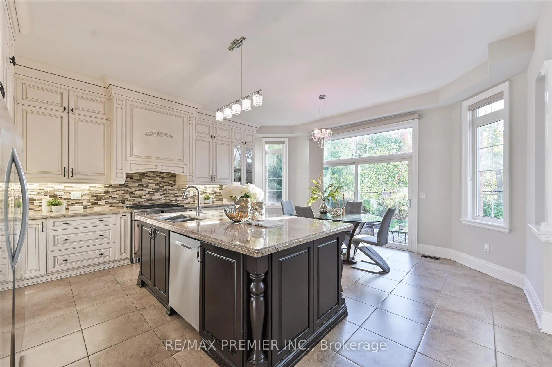 Photo 8 of 64 Heintzman Crescent, Vaughan, Patterson — HOMEH