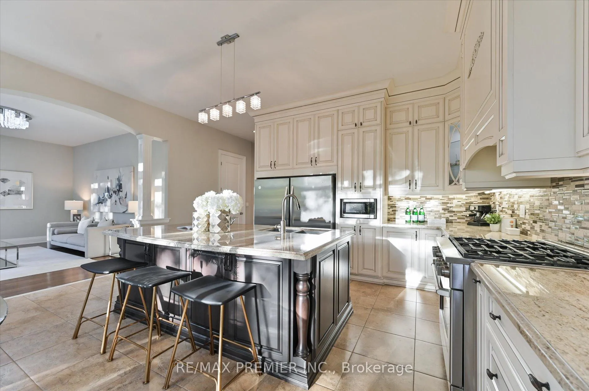 Photo 9 of 64 Heintzman Crescent, Vaughan, Patterson — HOMEH