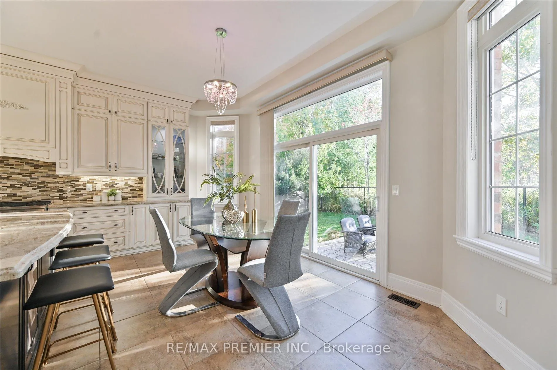 Photo 12 of 64 Heintzman Crescent, Vaughan, Patterson — HOMEH