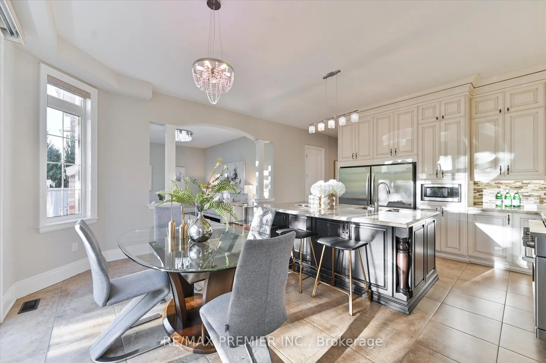 Photo 13 of 64 Heintzman Crescent, Vaughan, Patterson — HOMEH