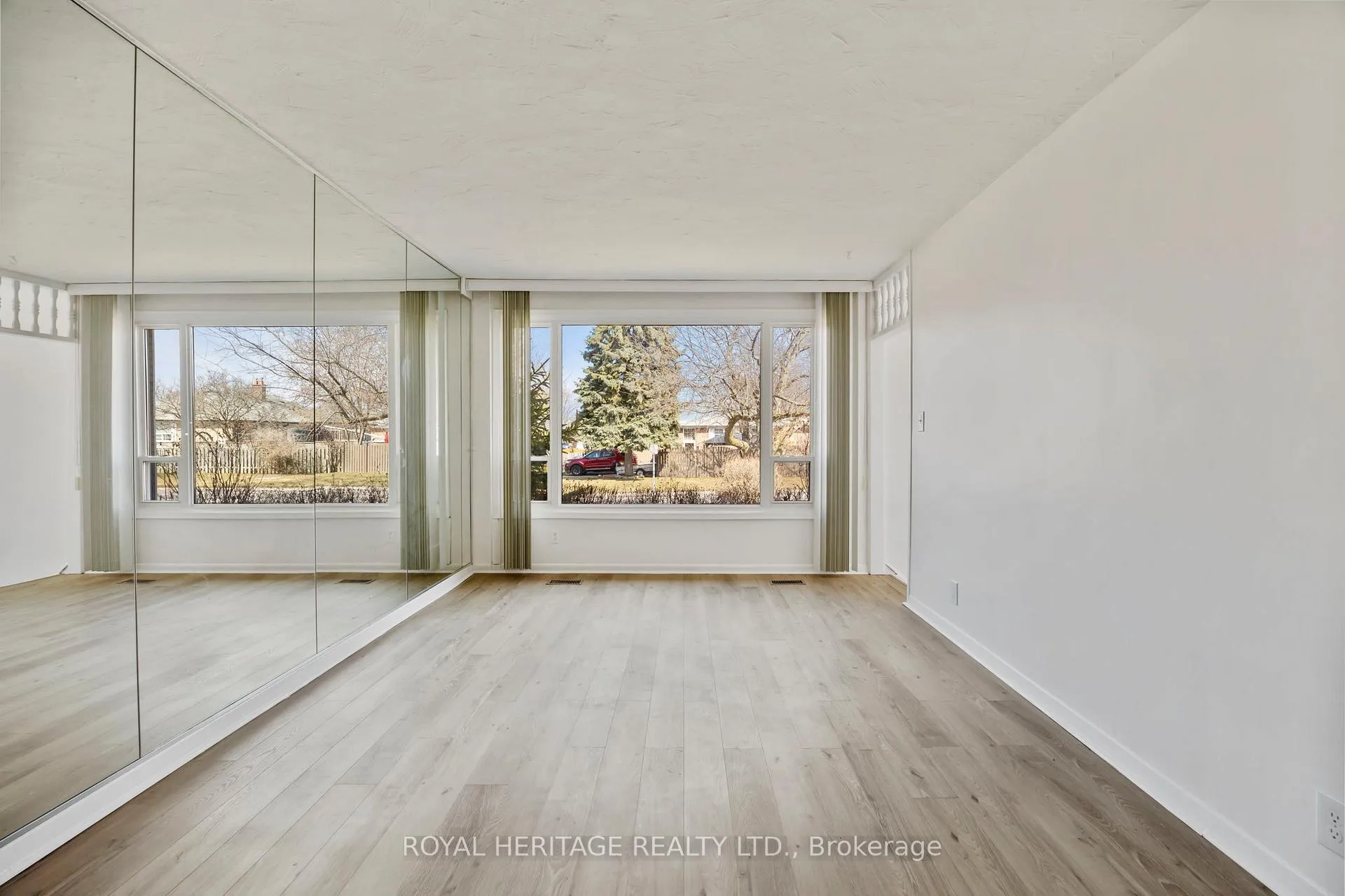 Photo 4 of 121 Tulloch Drive, Ajax, South East — HOMEH