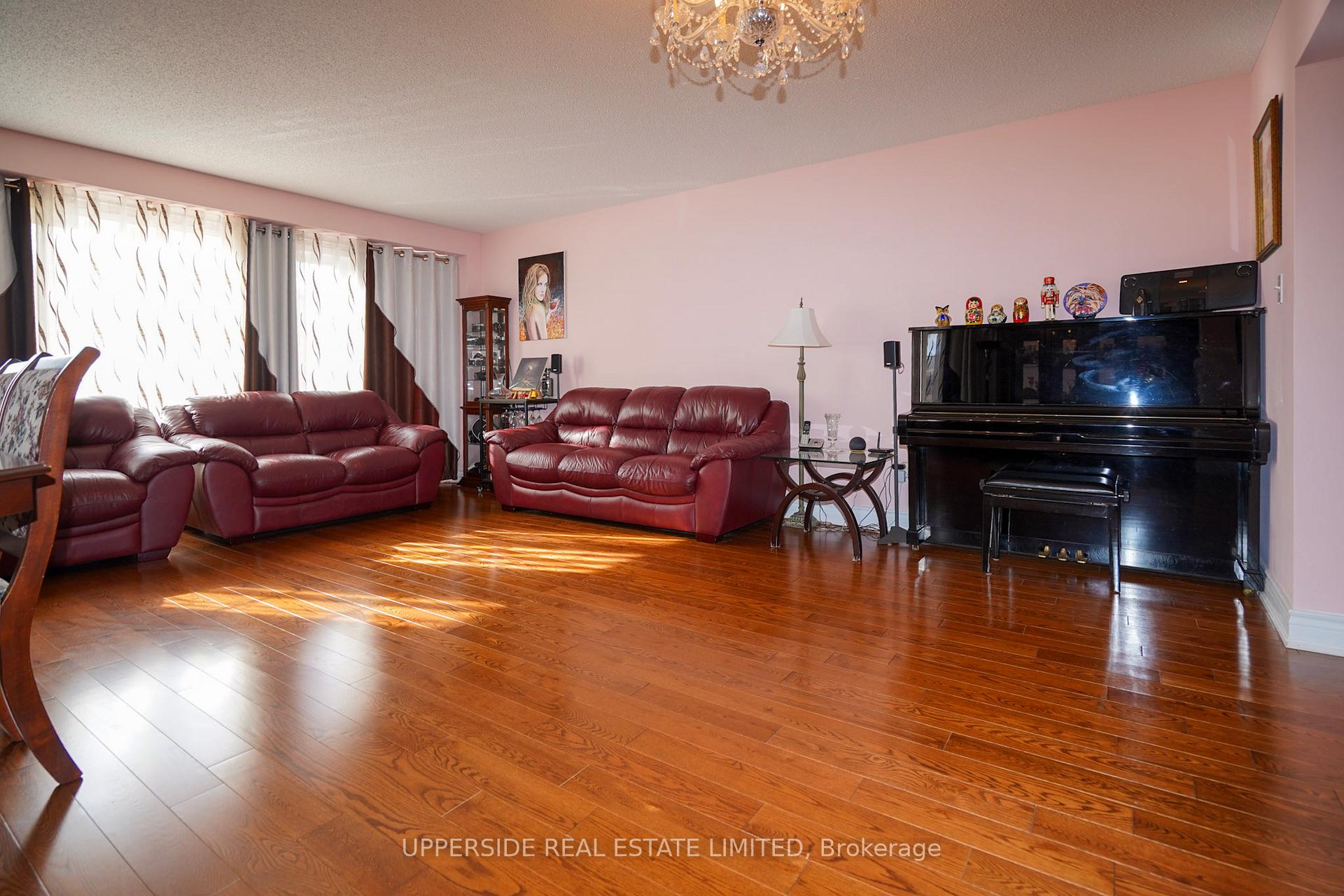 Photo 4 of 76 Sassafras Circle, Vaughan, Patterson — HOMEH