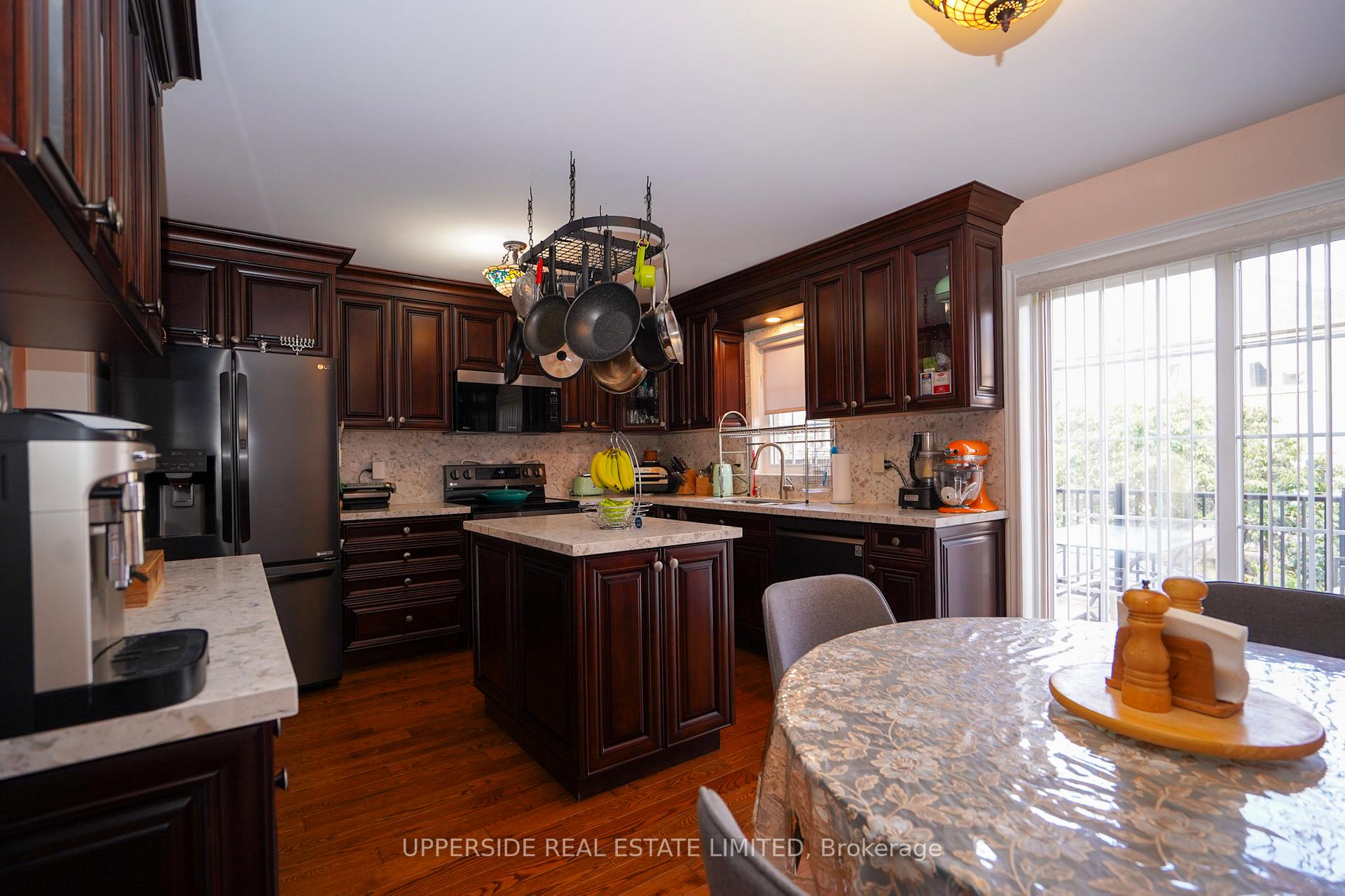Photo 5 of 76 Sassafras Circle, Vaughan, Patterson — HOMEH