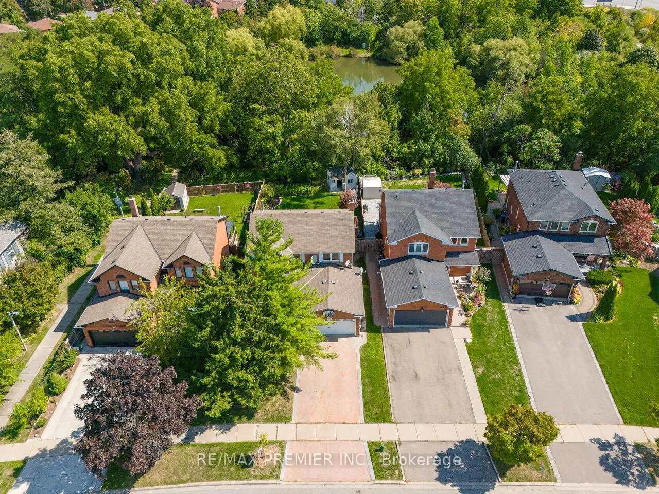 Photo 3 of 37 Belmont Crescent, Vaughan, Maple — HOMEH