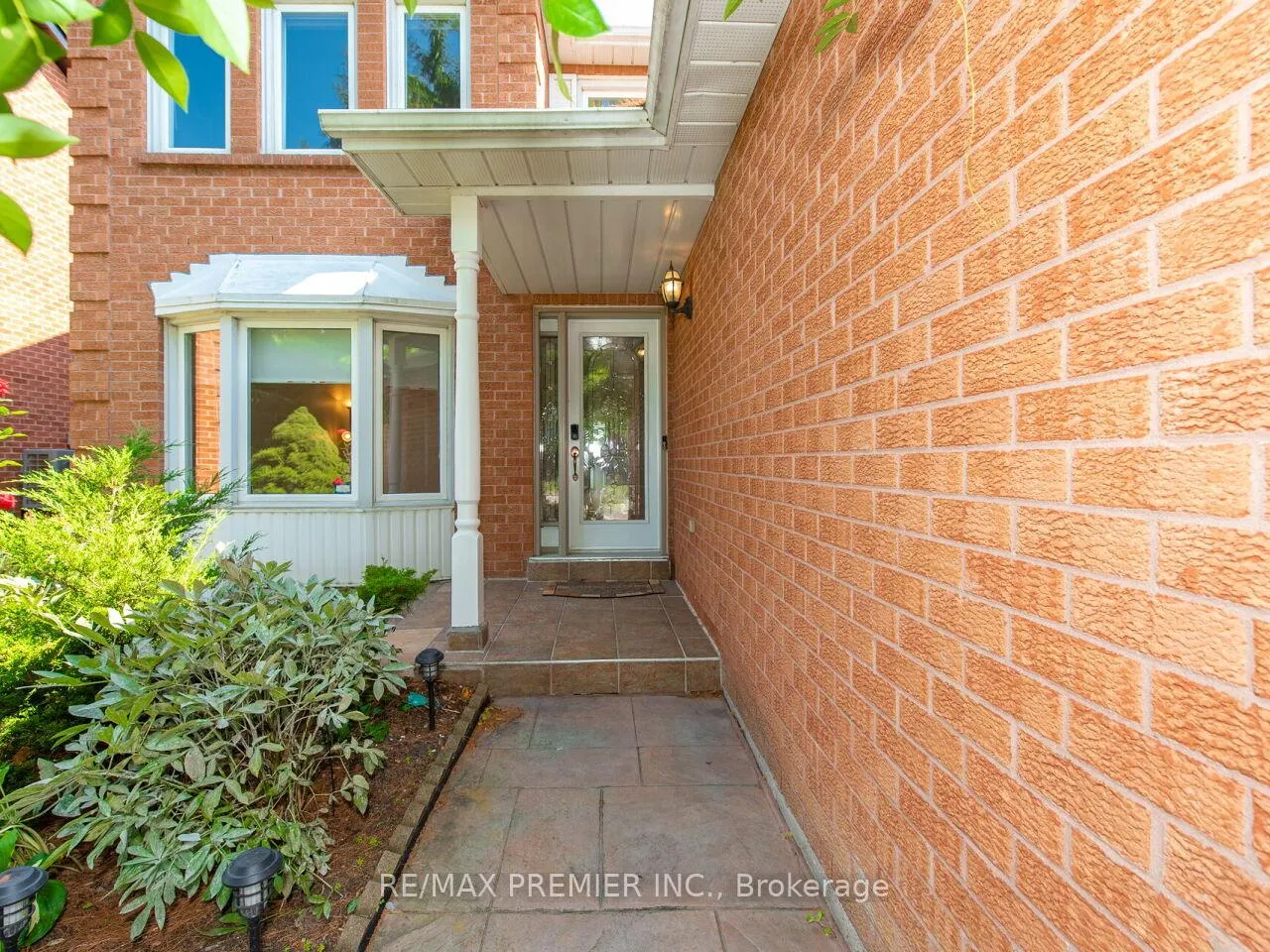 Photo 4 of 37 Belmont Crescent, Vaughan, Maple — HOMEH