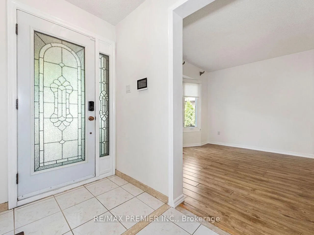 Photo 5 of 37 Belmont Crescent, Vaughan, Maple — HOMEH