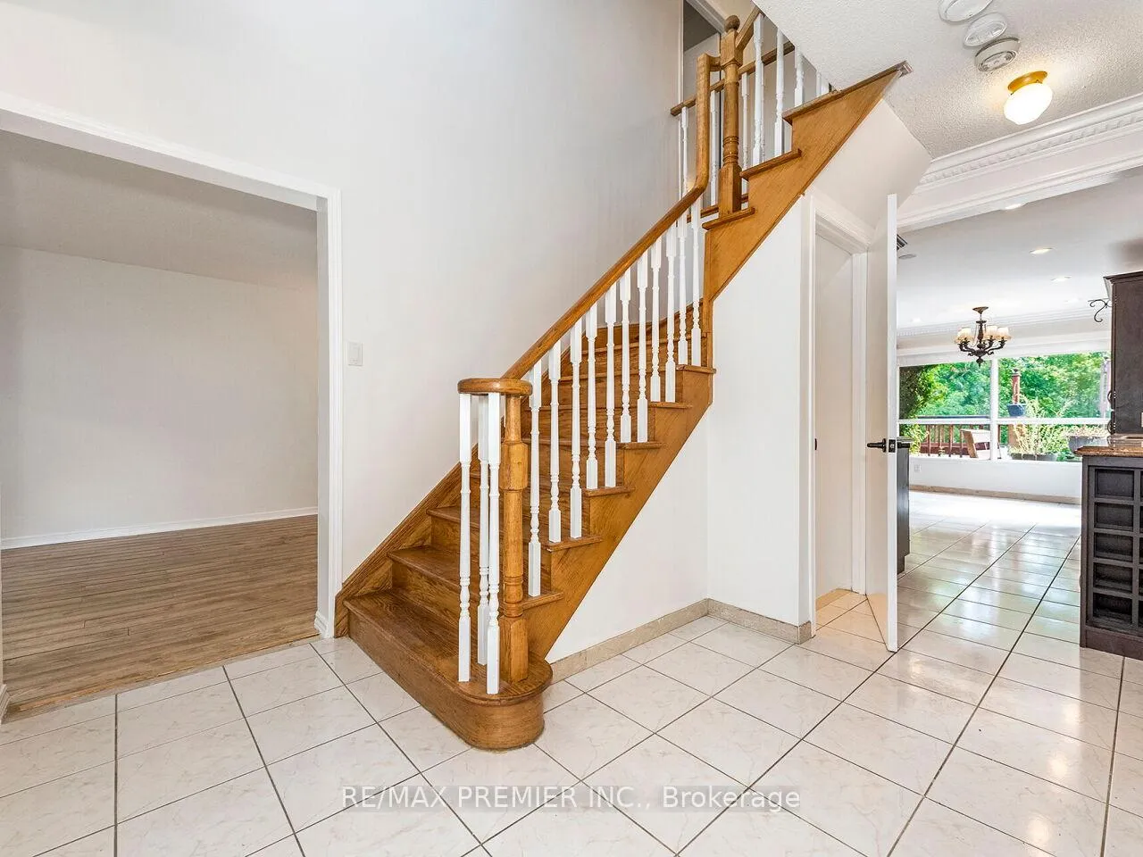 Photo 6 of 37 Belmont Crescent, Vaughan, Maple — HOMEH