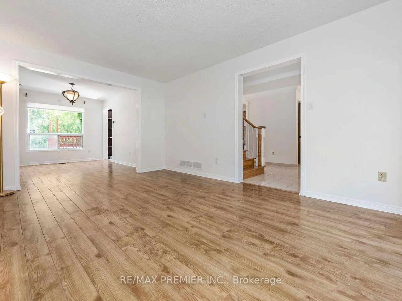 Photo 8 of 37 Belmont Crescent, Vaughan, Maple — HOMEH
