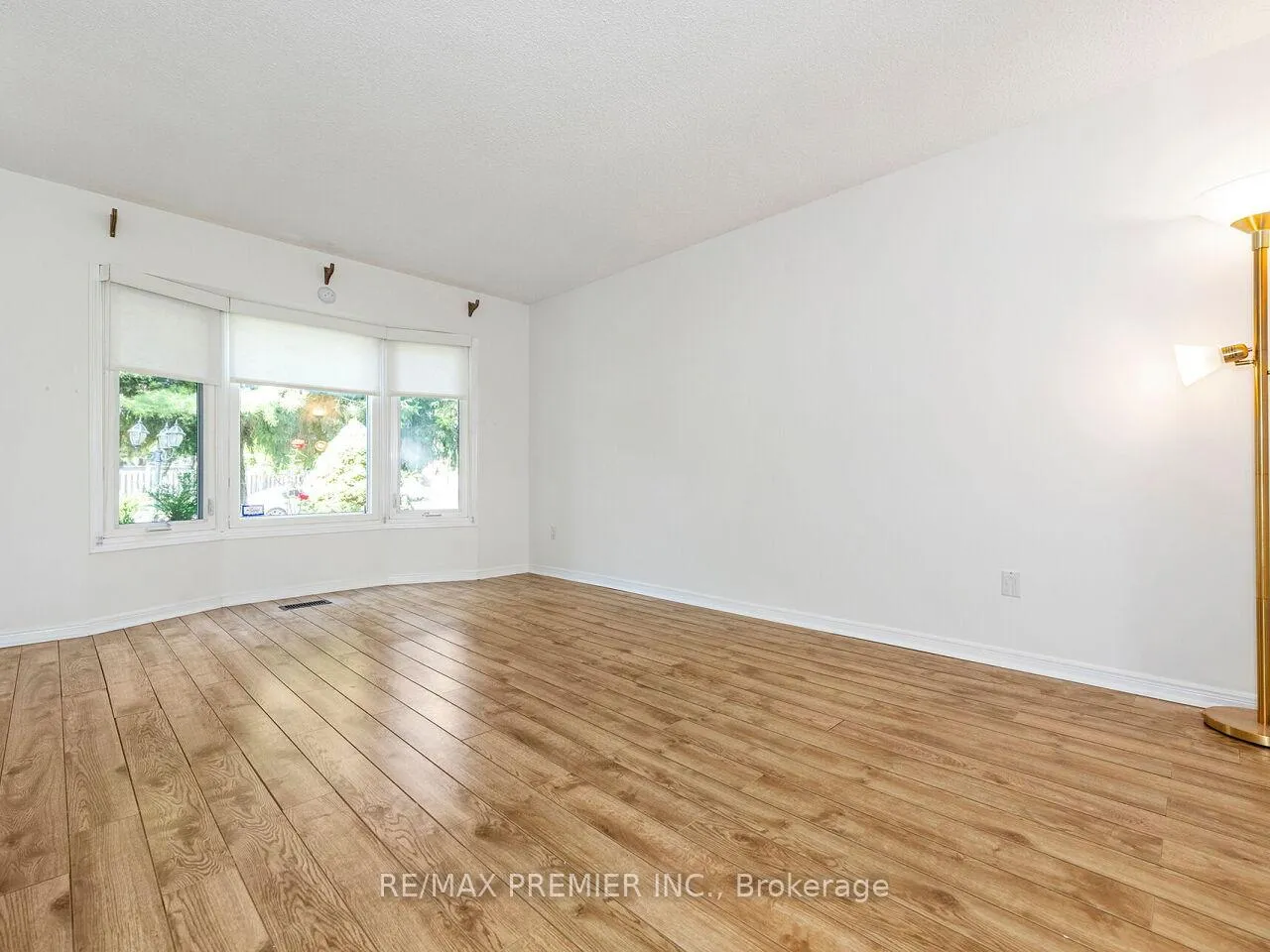 Photo 9 of 37 Belmont Crescent, Vaughan, Maple — HOMEH