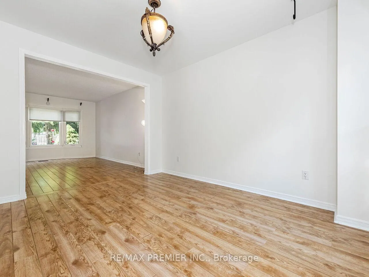 Photo 10 of 37 Belmont Crescent, Vaughan, Maple — HOMEH