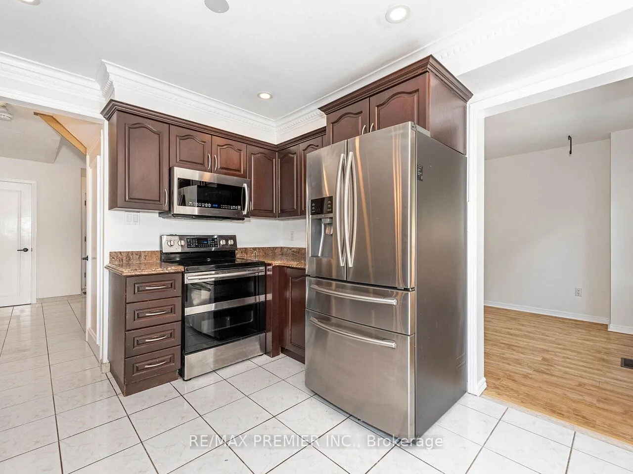 Photo 14 of 37 Belmont Crescent, Vaughan, Maple — HOMEH