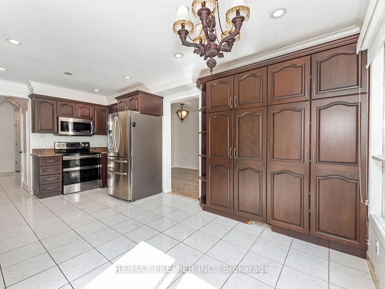 Photo 17 of 37 Belmont Crescent, Vaughan, Maple — HOMEH