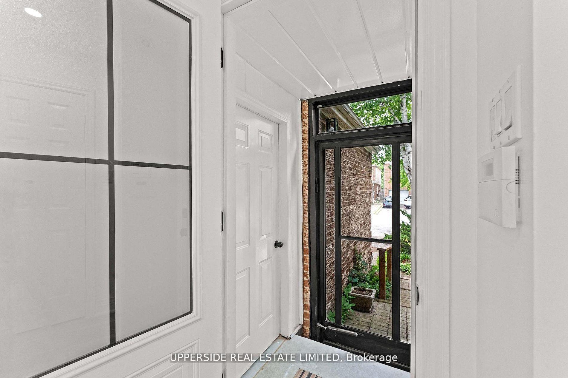 Photo 4 of 55 Thornbury Circle, Vaughan, Crestwood-Springfarm-Yorkhill — HOMEH