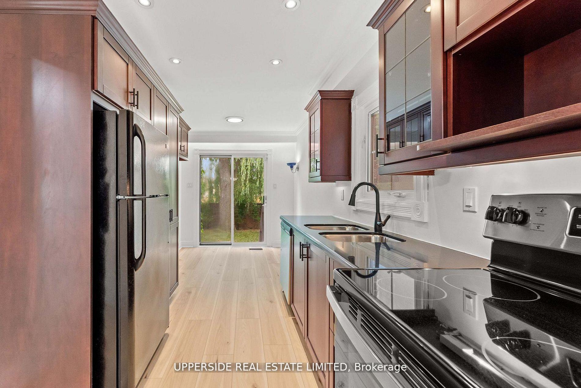 Photo 13 of 55 Thornbury Circle, Vaughan, Crestwood-Springfarm-Yorkhill — HOMEH
