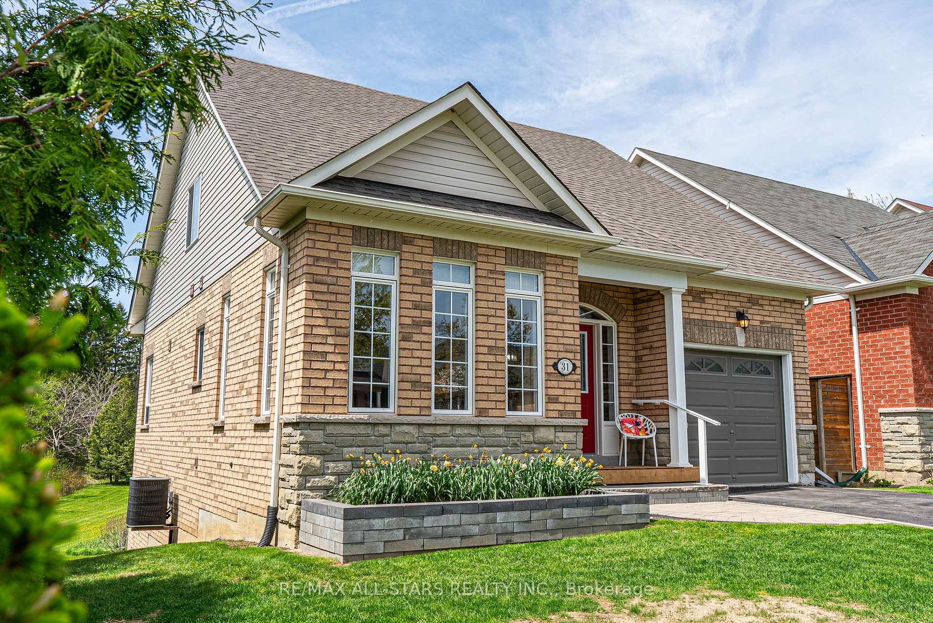 Photo 3 of 31 Meadow's End Crescent, Uxbridge — HOMEH