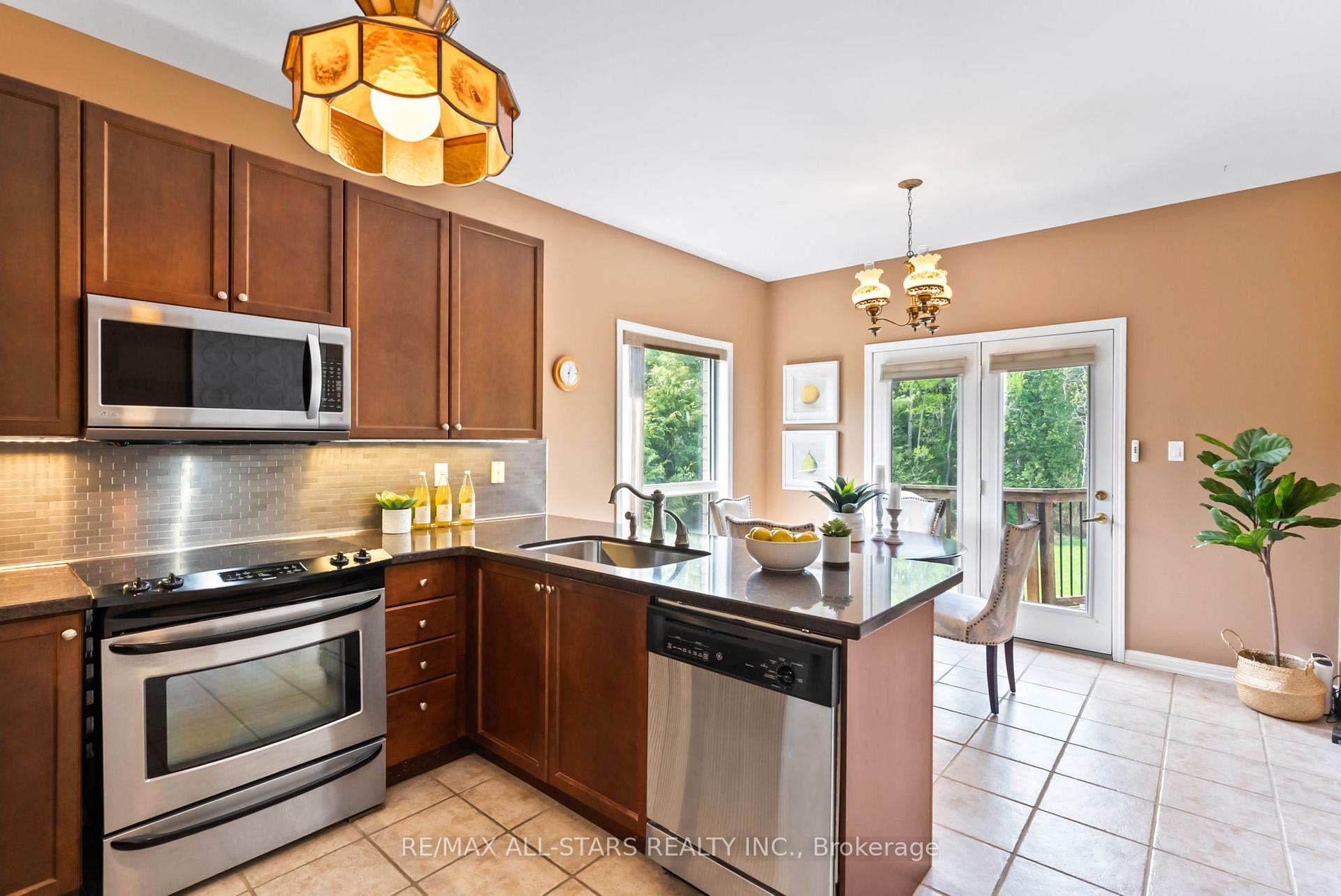 Photo 10 of 31 Meadow's End Crescent, Uxbridge — HOMEH