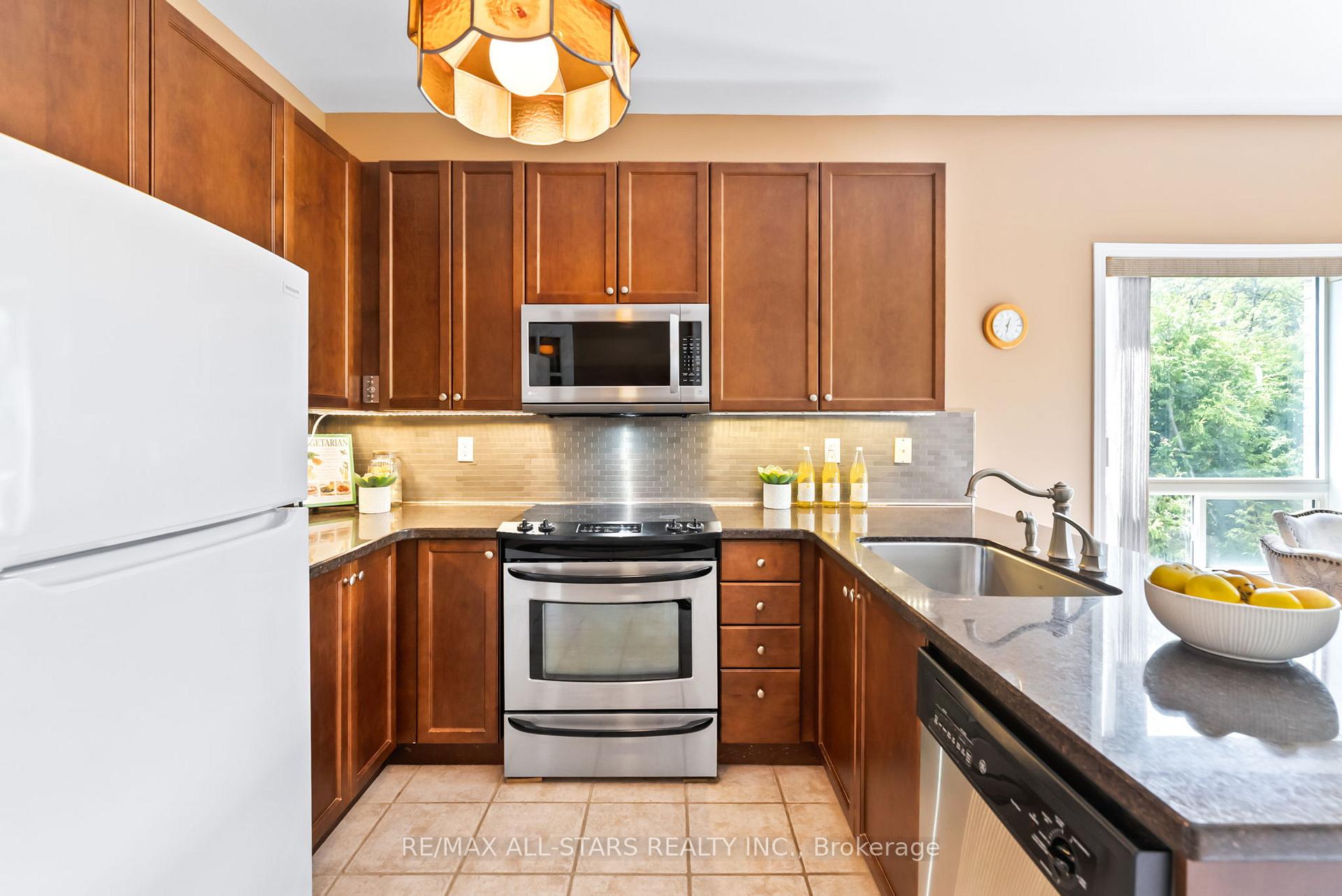 Photo 11 of 31 Meadow's End Crescent, Uxbridge — HOMEH