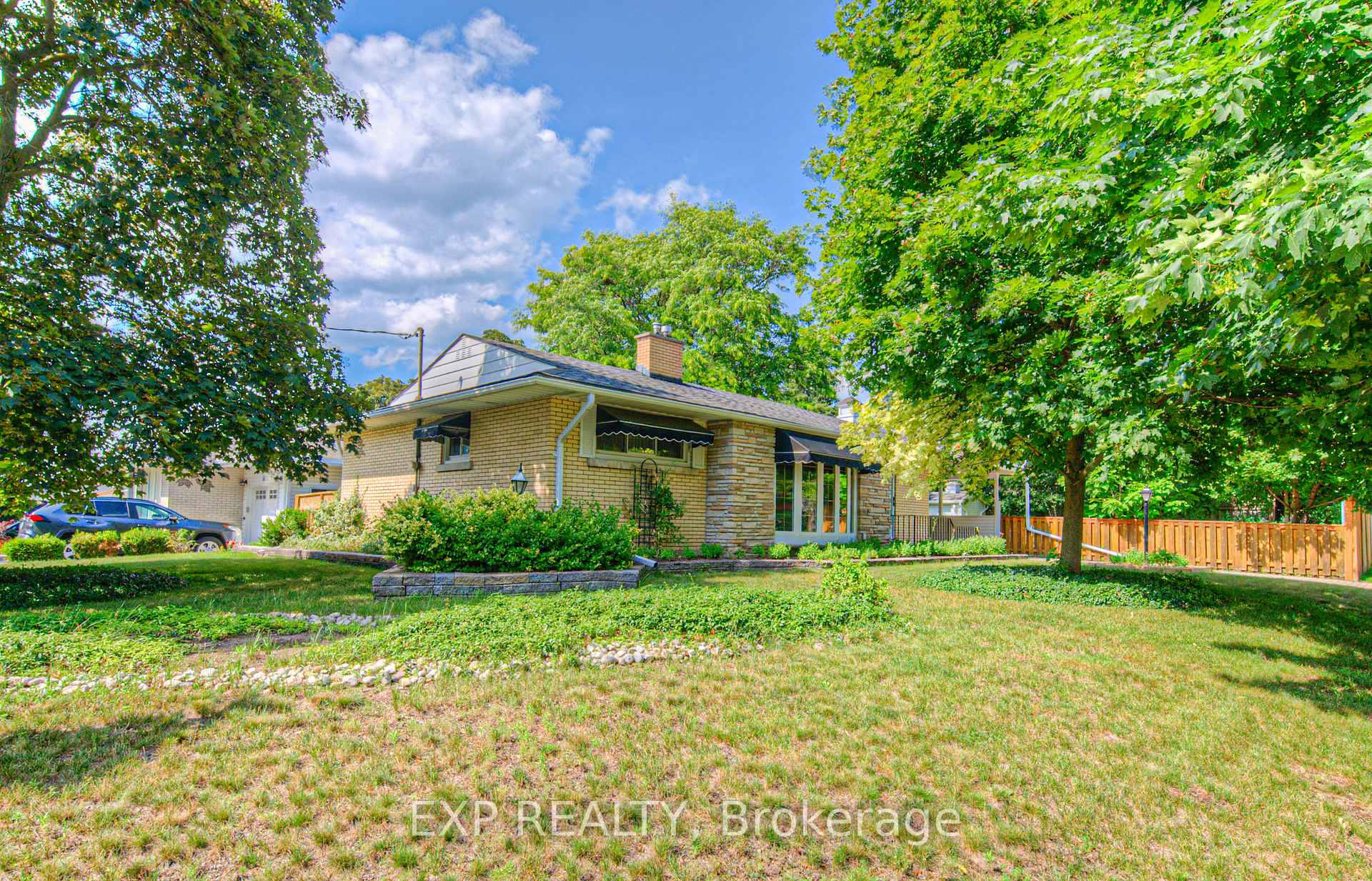Photo 4 of 56 Cardinal Crescent S, Waterloo — HOMEH