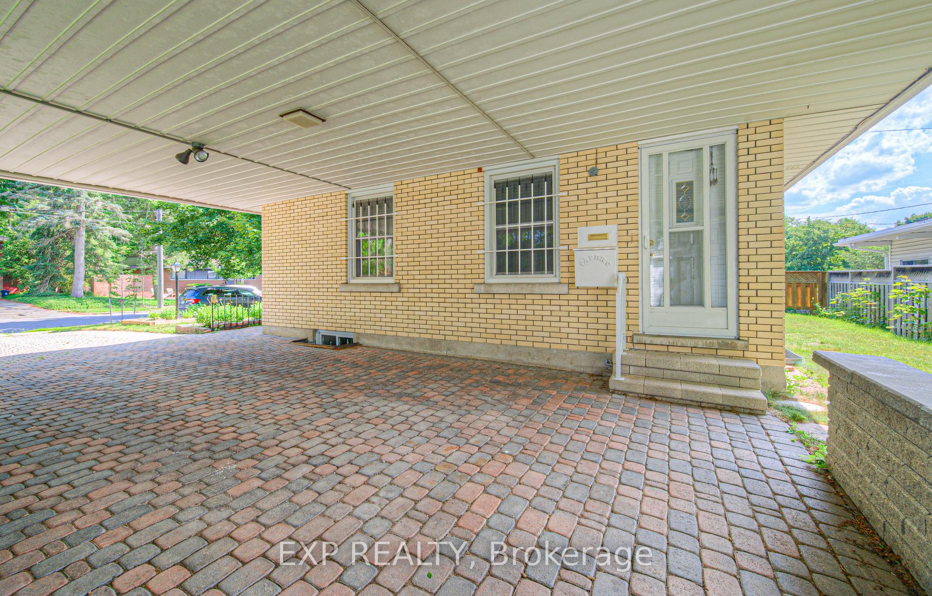 Photo 25 of 56 Cardinal Crescent S, Waterloo — HOMEH