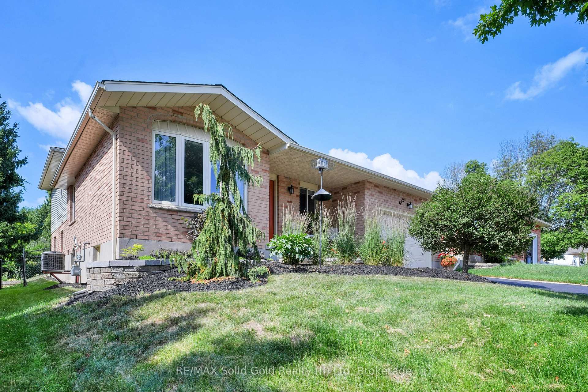 Photo 2 of 612 Sprucehurst Crescent, Waterloo — HOMEH