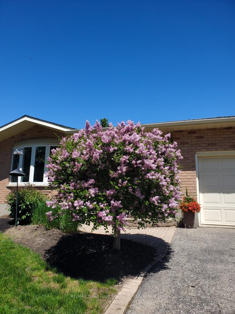 Photo 3 of 612 Sprucehurst Crescent, Waterloo — HOMEH
