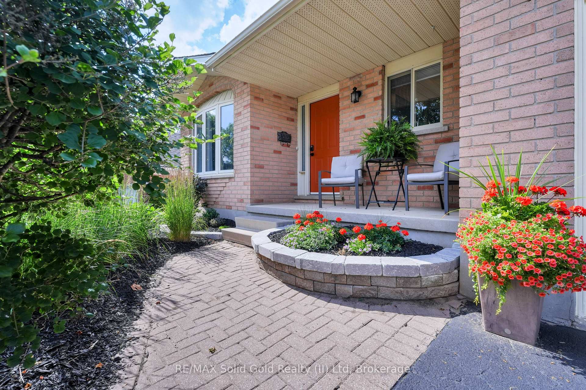 Photo 4 of 612 Sprucehurst Crescent, Waterloo — HOMEH