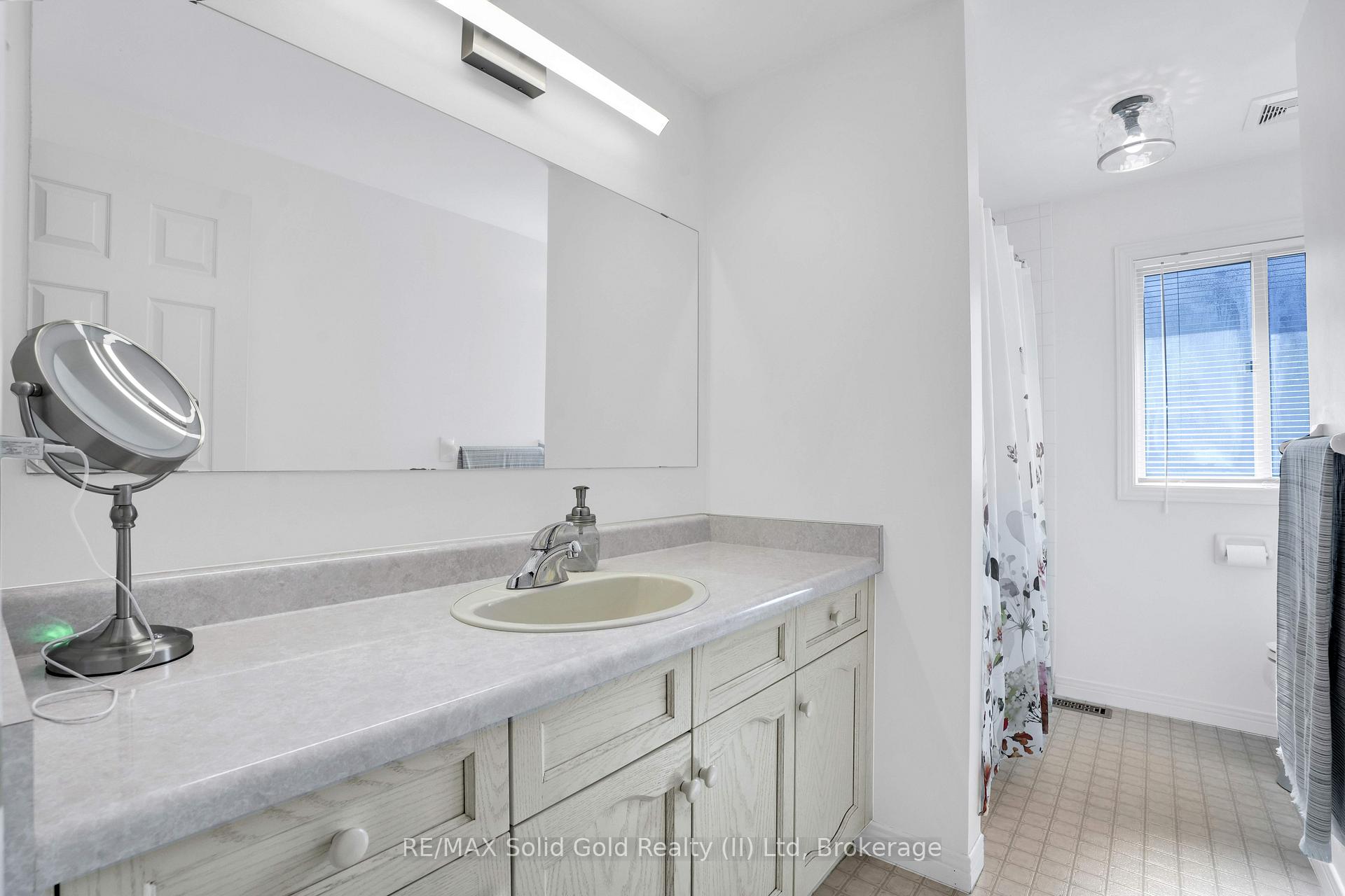 Photo 18 of 612 Sprucehurst Crescent, Waterloo — HOMEH