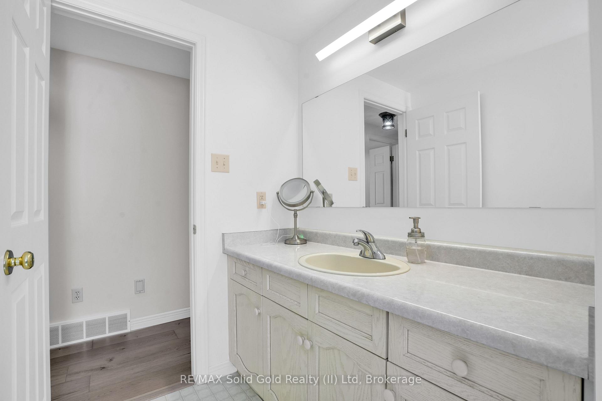 Photo 19 of 612 Sprucehurst Crescent, Waterloo — HOMEH
