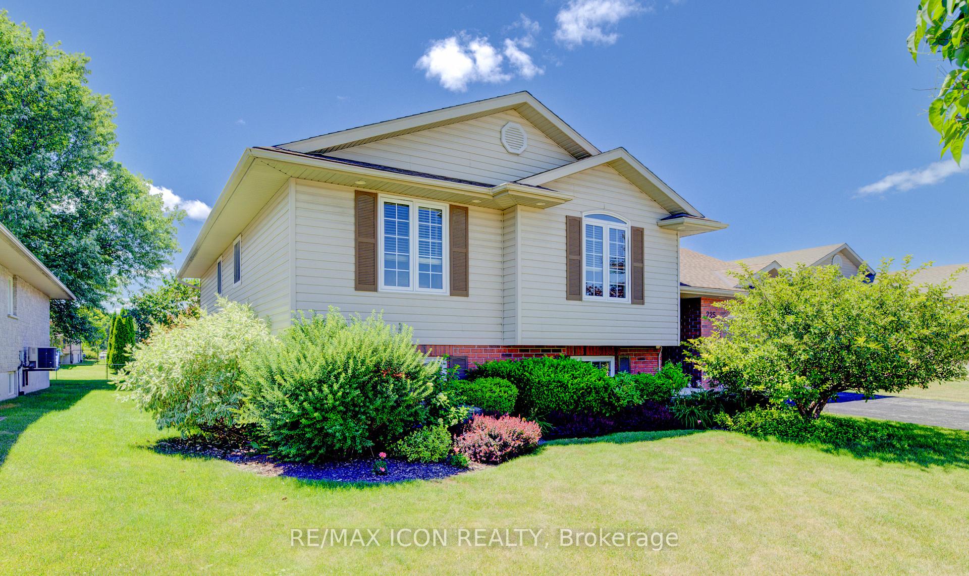 Photo 2 of 225 Wendy's Lane, Wellington North, Mount Forest — HOMEH