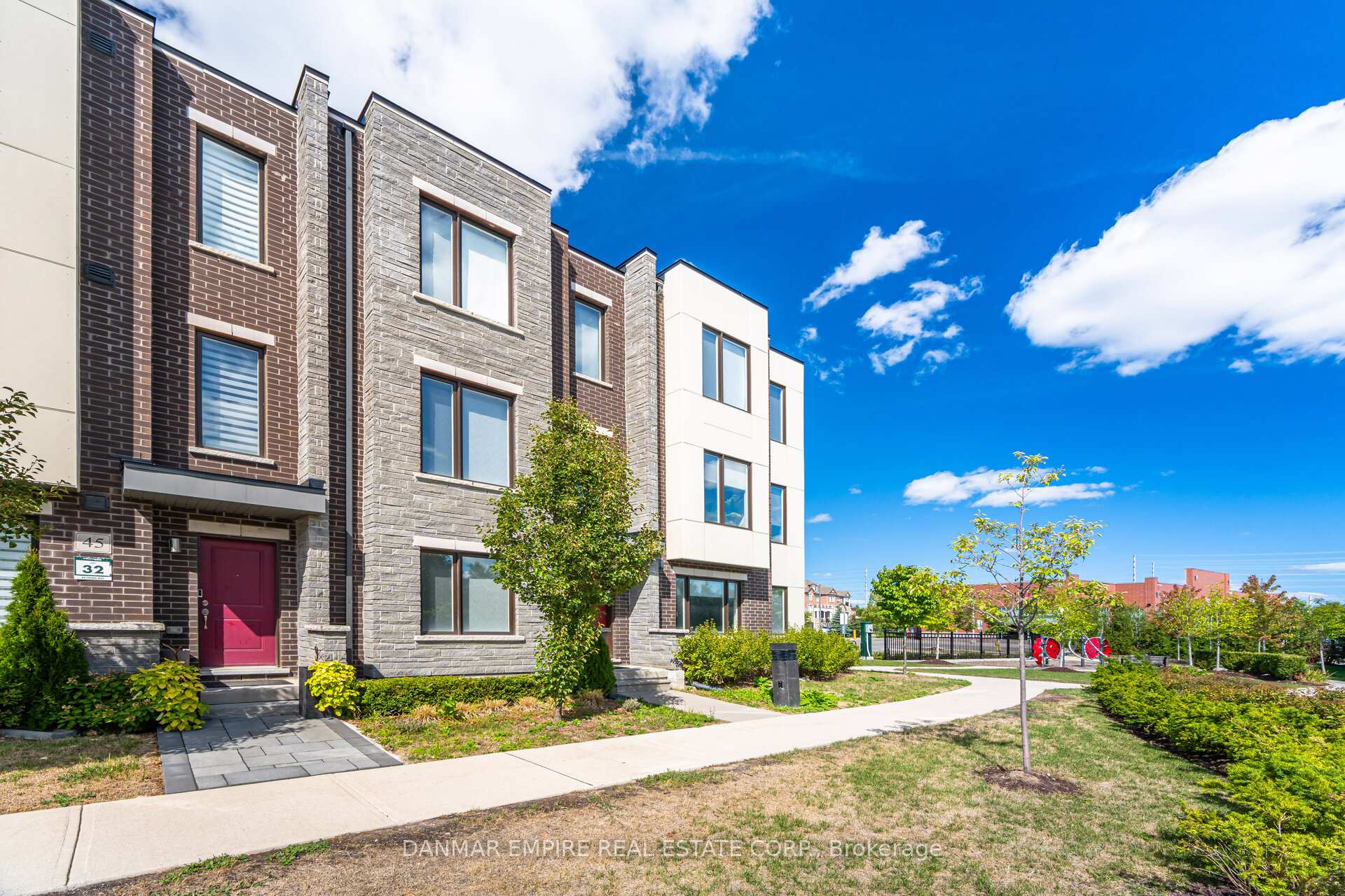 Photo 2 of 45 Cohen Way, Vaughan, Patterson — HOMEH