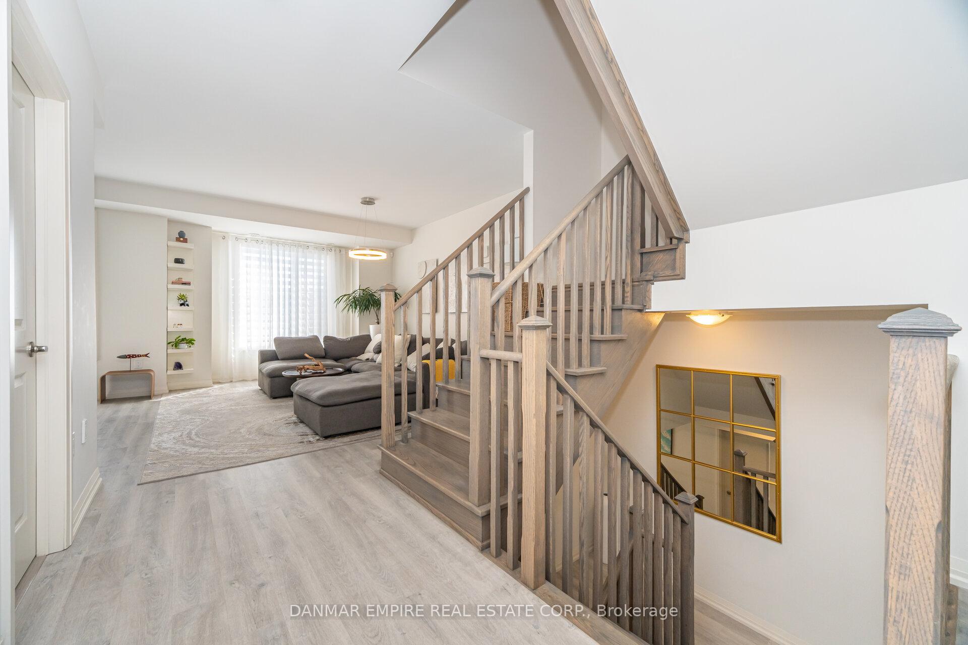 Photo 10 of 45 Cohen Way, Vaughan, Patterson — HOMEH