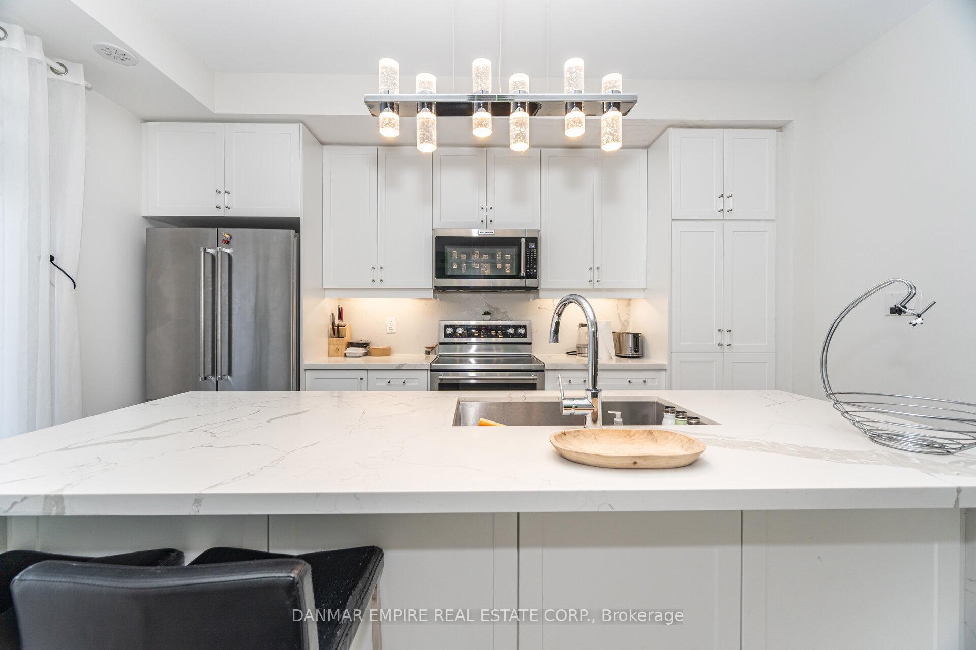 Photo 14 of 45 Cohen Way, Vaughan, Patterson — HOMEH