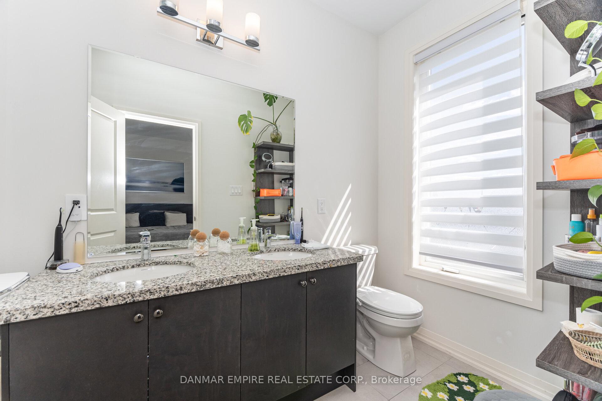 Photo 32 of 45 Cohen Way, Vaughan, Patterson — HOMEH