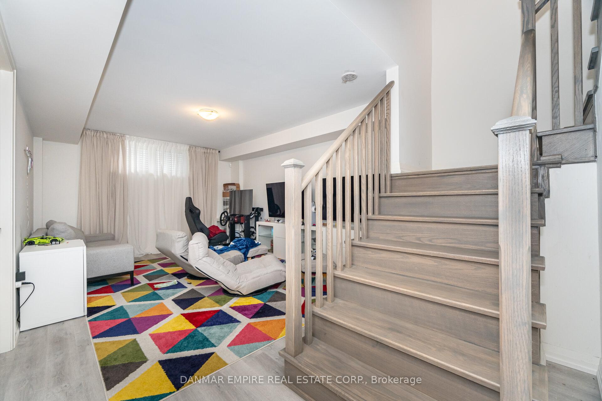 Photo 39 of 45 Cohen Way, Vaughan, Patterson — HOMEH