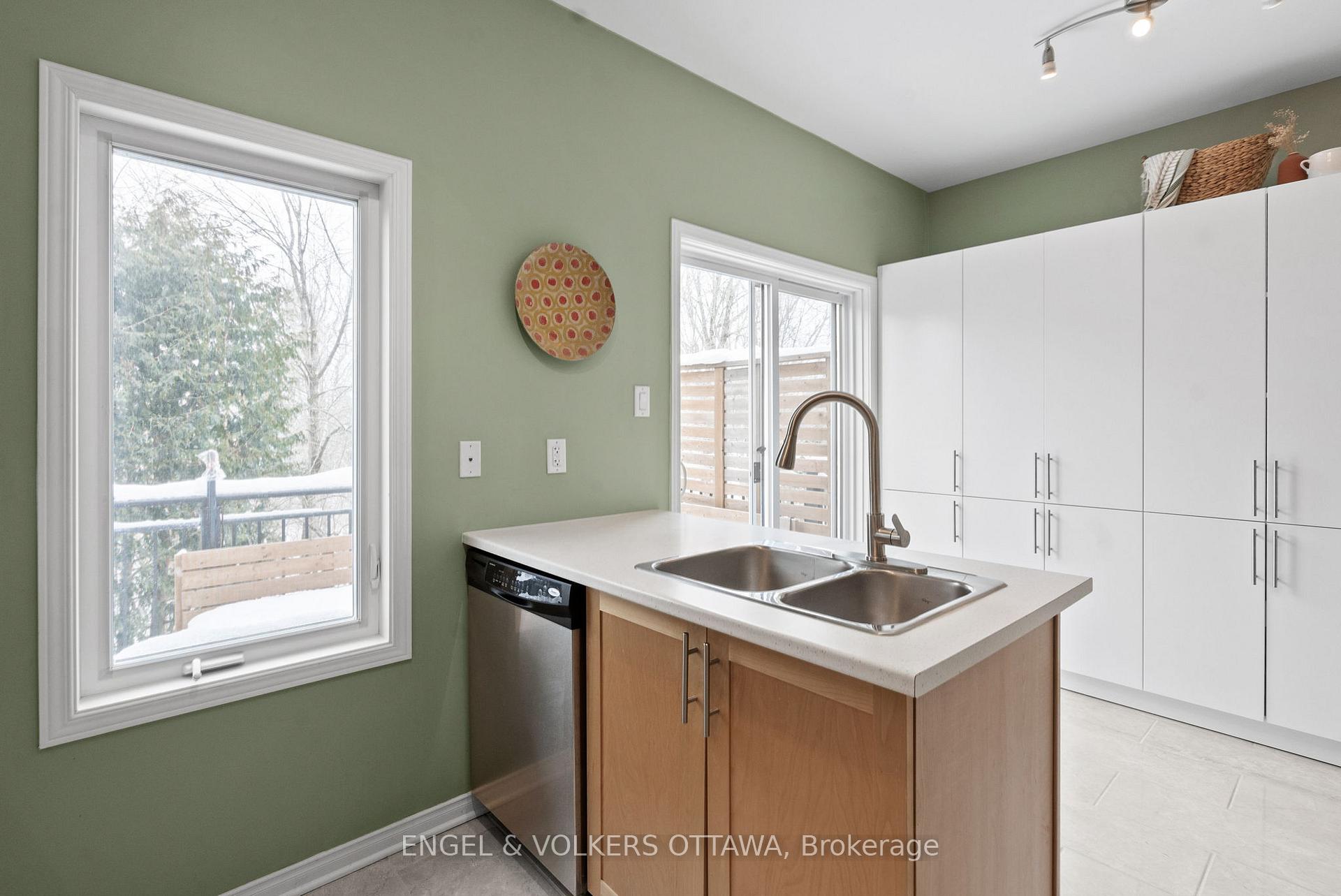 Photo 10 of 70 Songbird Private, Ottawa, Westcliffe Estates — HOMEH