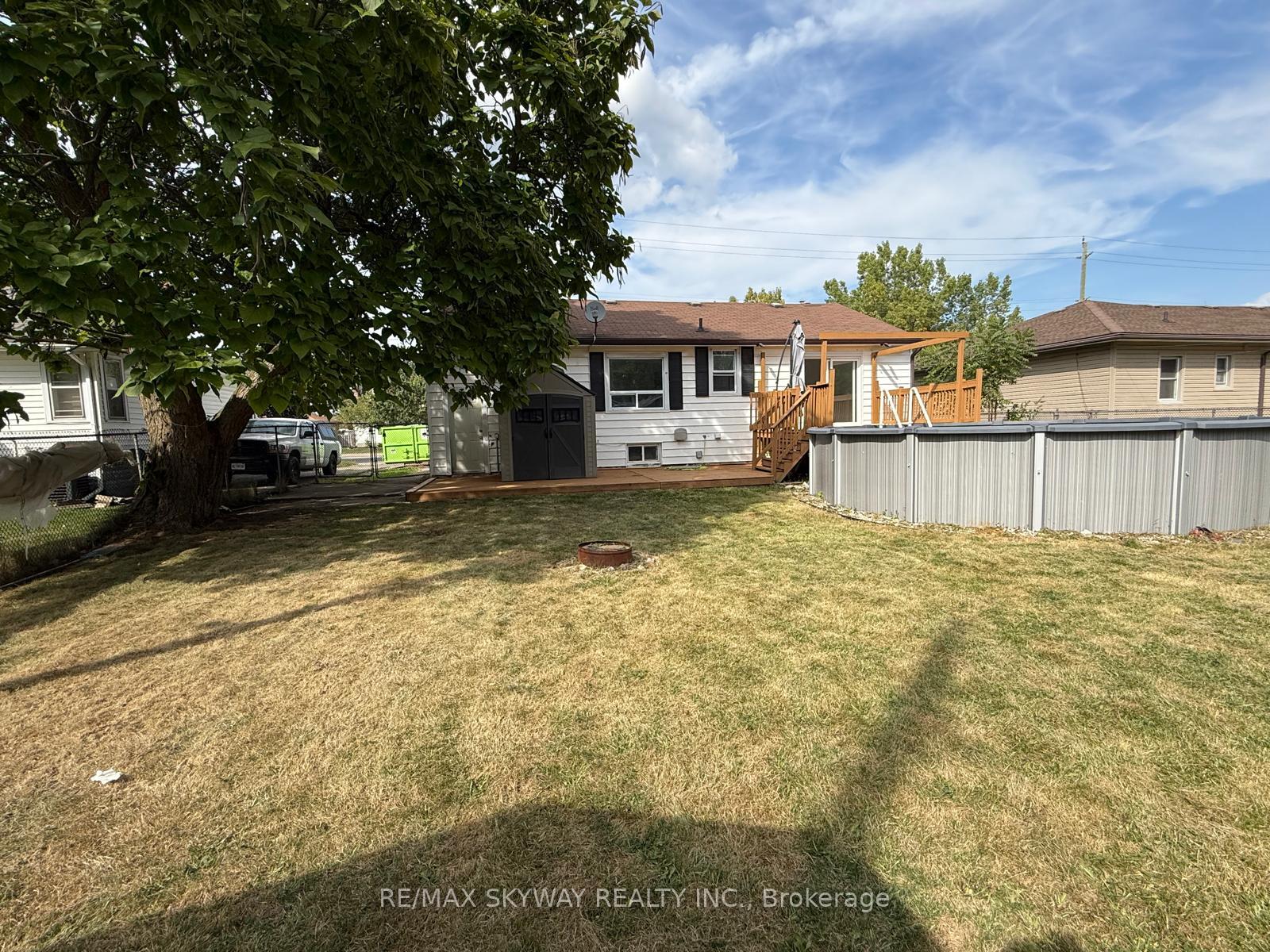 Front of 207 Thorold Road N