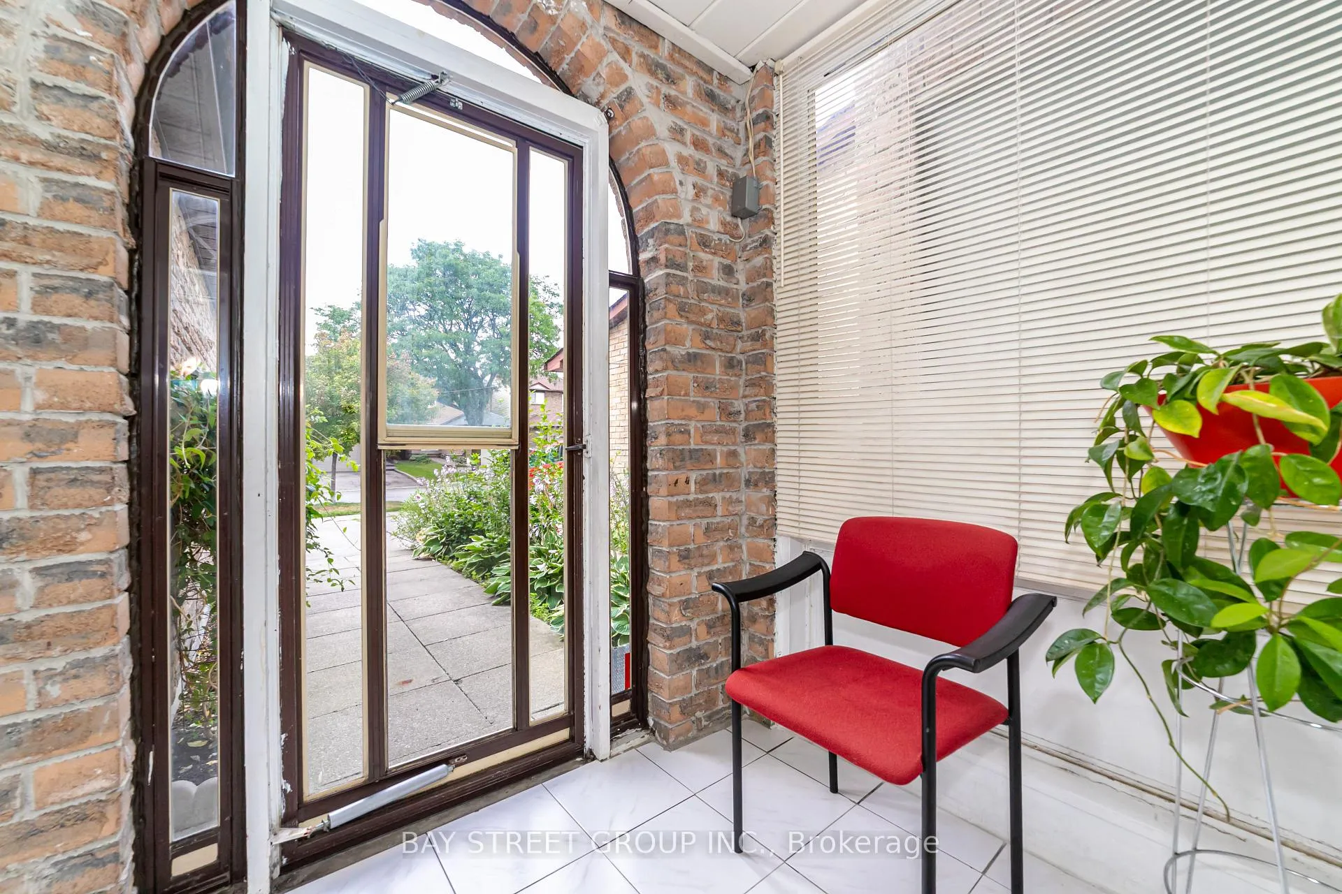 Photo 2 of 61 Mabley Crescent, Vaughan, Lakeview Estates — HOMEH