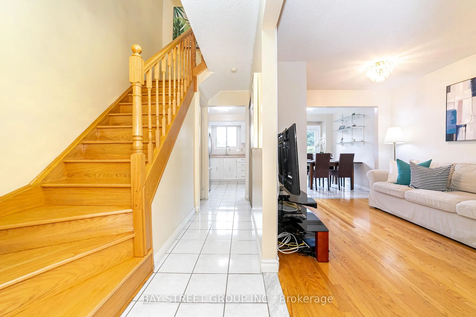 Photo 4 of 61 Mabley Crescent, Vaughan, Lakeview Estates — HOMEH
