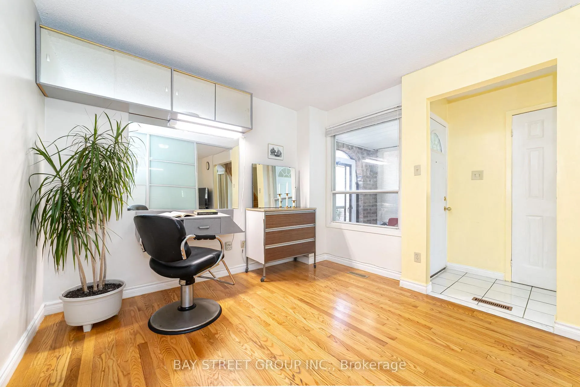 Photo 5 of 61 Mabley Crescent, Vaughan, Lakeview Estates — HOMEH