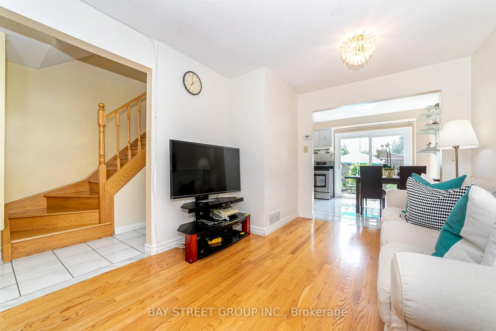 Photo 8 of 61 Mabley Crescent, Vaughan, Lakeview Estates — HOMEH