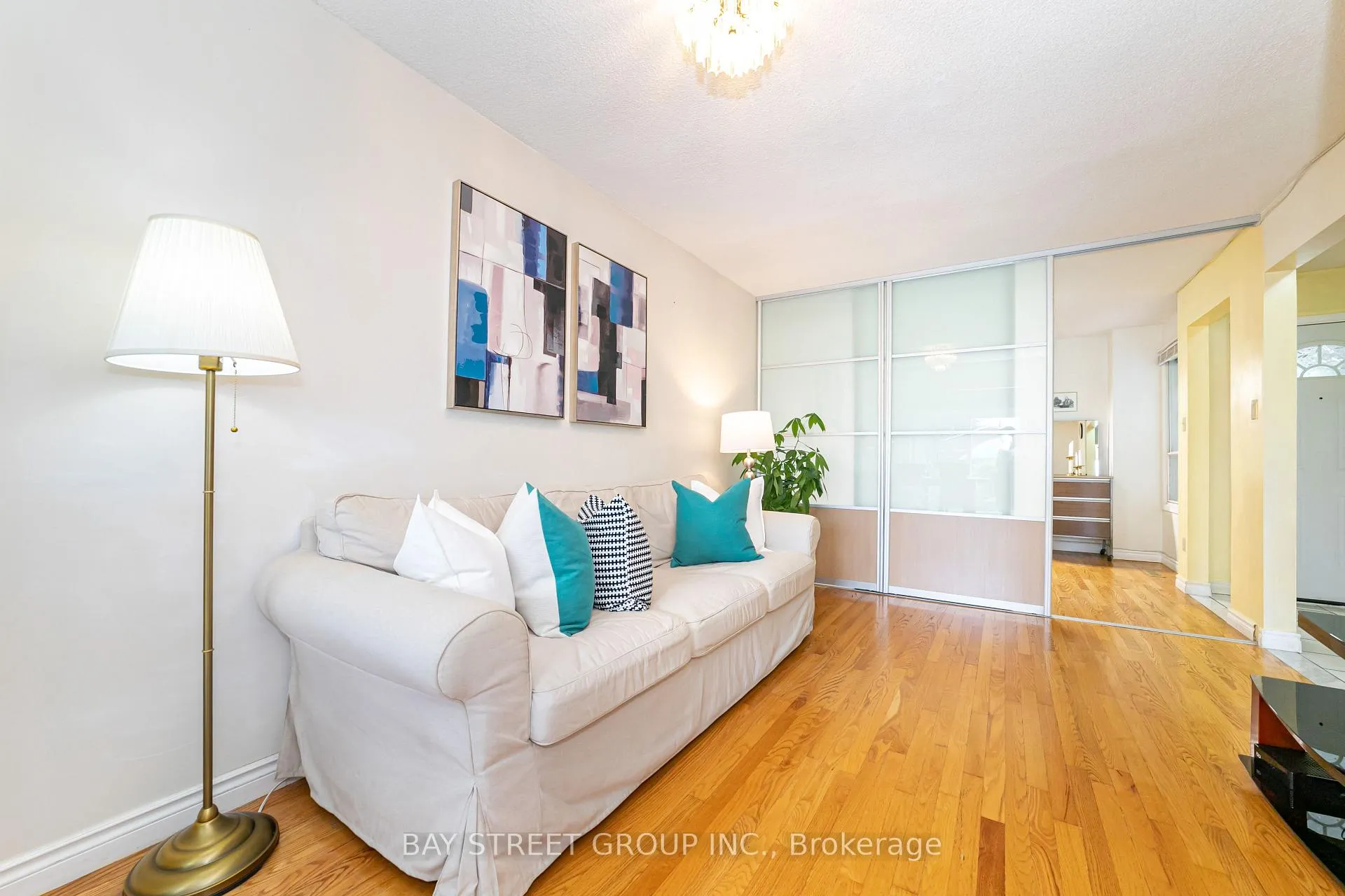 Photo 9 of 61 Mabley Crescent, Vaughan, Lakeview Estates — HOMEH