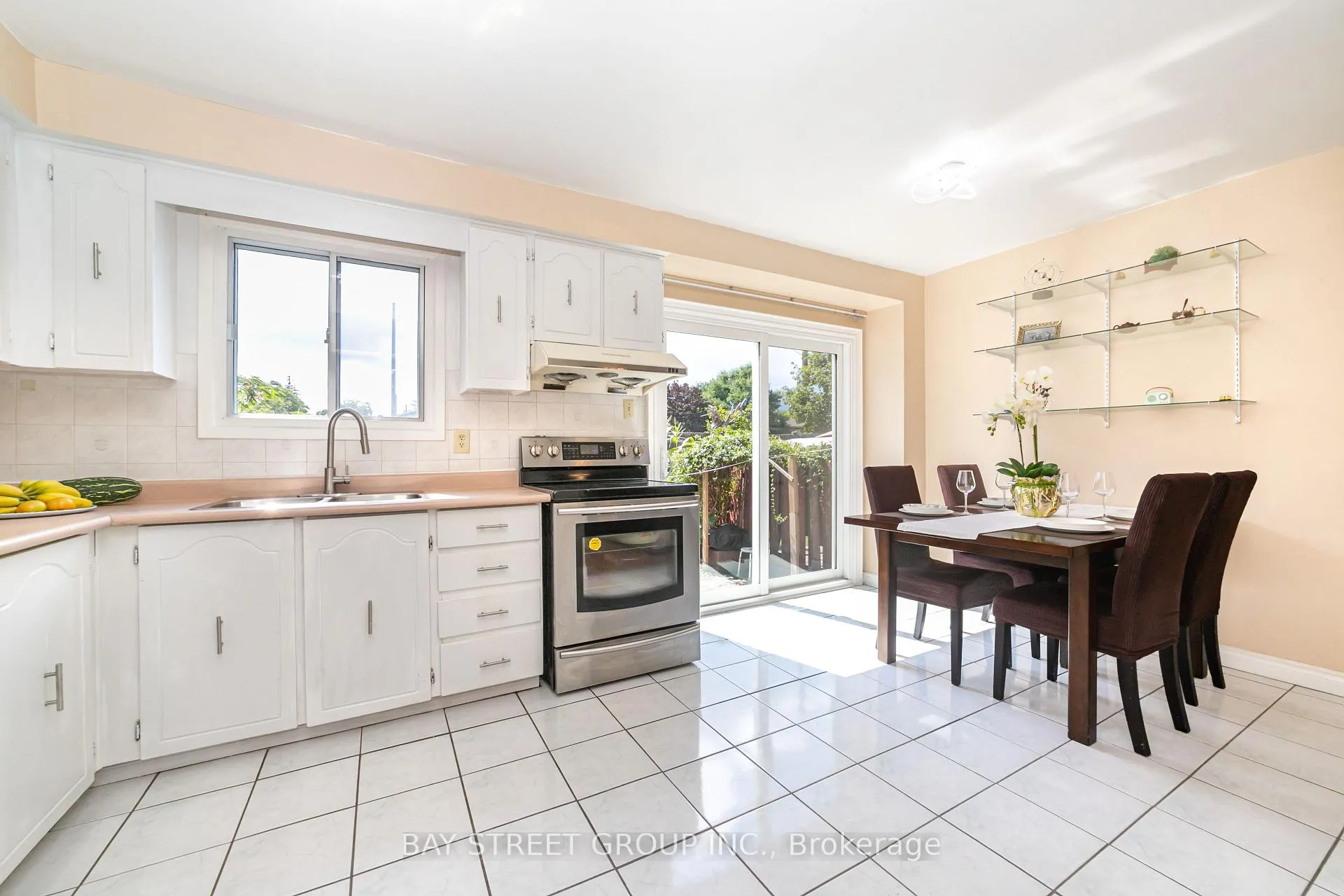 Photo 10 of 61 Mabley Crescent, Vaughan, Lakeview Estates — HOMEH