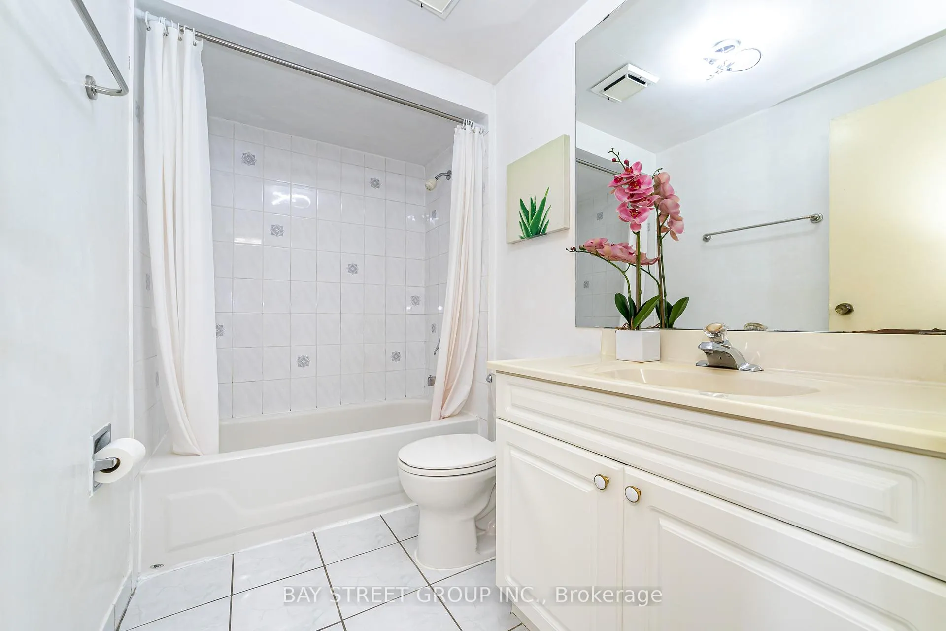 Photo 19 of 61 Mabley Crescent, Vaughan, Lakeview Estates — HOMEH