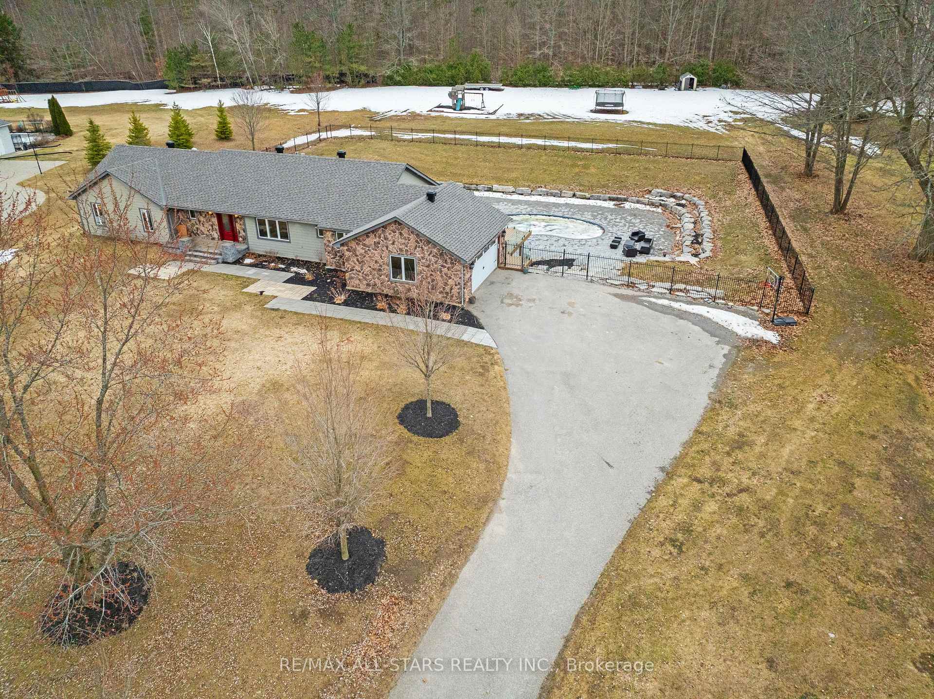 Photo 2 of 23 Silver Spring Crescent, Uxbridge, Rural Uxbridge — HOMEH
