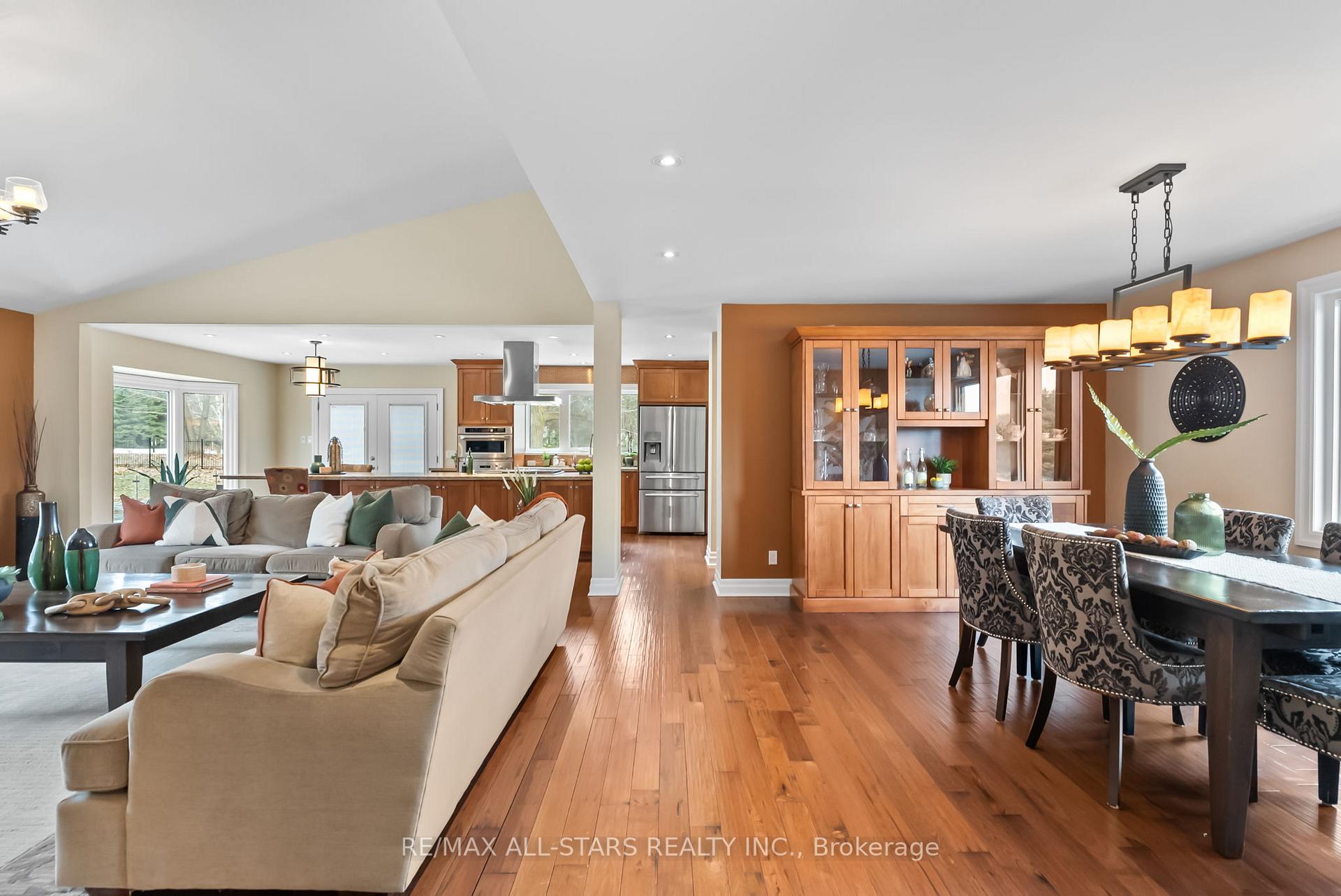 Photo 4 of 23 Silver Spring Crescent, Uxbridge, Rural Uxbridge — HOMEH