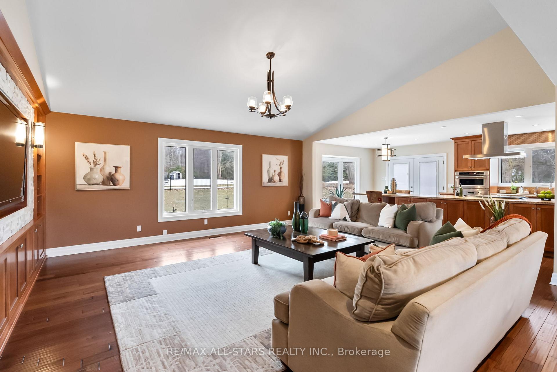 Photo 5 of 23 Silver Spring Crescent, Uxbridge, Rural Uxbridge — HOMEH