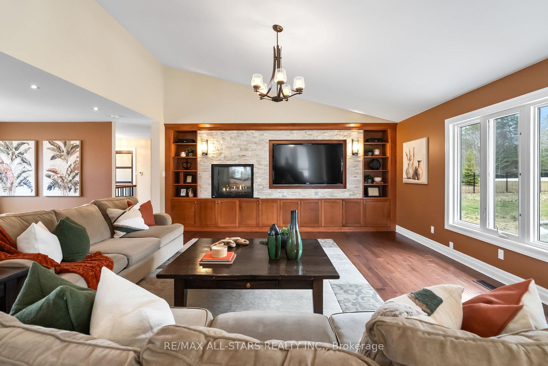 Photo 7 of 23 Silver Spring Crescent, Uxbridge, Rural Uxbridge — HOMEH
