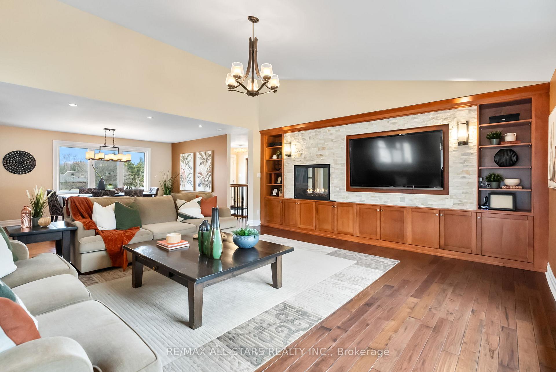 Photo 8 of 23 Silver Spring Crescent, Uxbridge, Rural Uxbridge — HOMEH