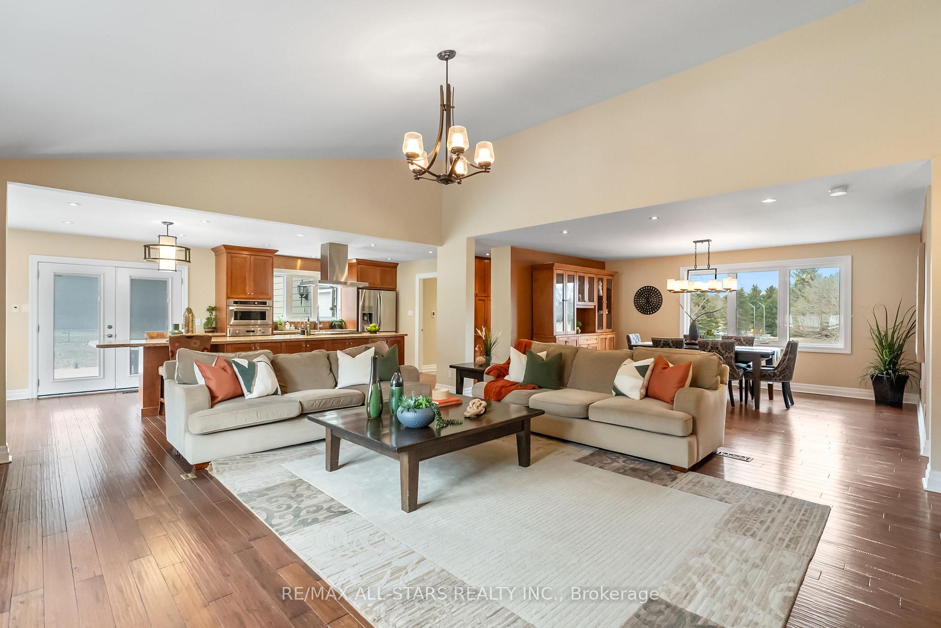 Photo 9 of 23 Silver Spring Crescent, Uxbridge, Rural Uxbridge — HOMEH